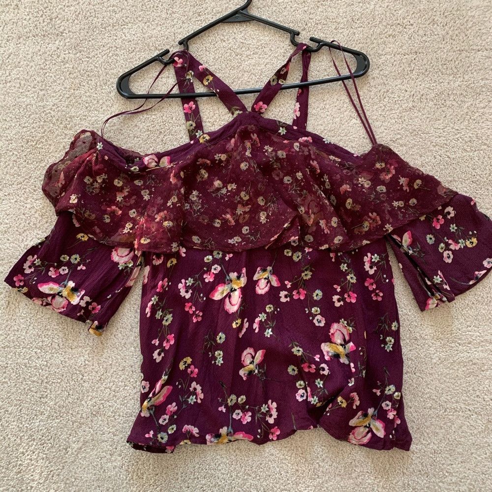 NEW! Cold shoulder top